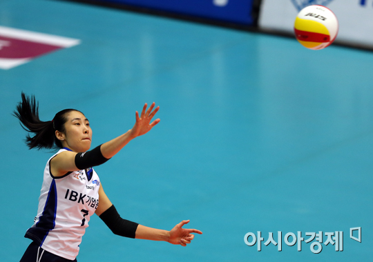 [포토] 서브 넣는 윤혜숙