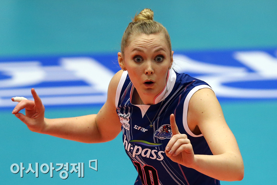 [포토] 놀란 니콜 '판정 이상한데~'