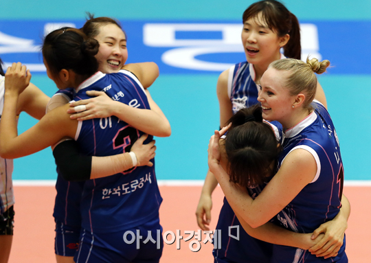 [포토] 얼싸안은 도로공사 '역전의 맛'