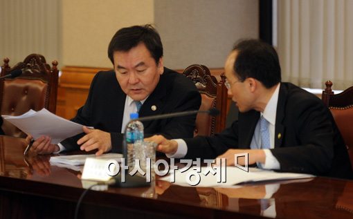 [포토]대화 나누는 신제윤 차관과 추경호 부위원장 