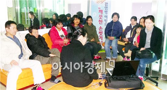 함평군 보건소에서 영양플러스사업 설명회에 참석한 주민들.