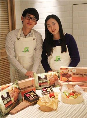 ▲CJ제일제당 프레시안 발렌타인데이 쿠킹클래스에 참여한 참가자들이 사진을 촬영하고 있다.