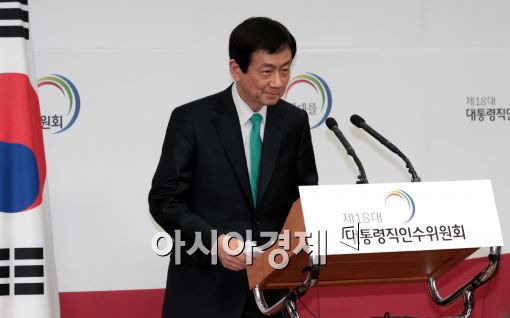 [포토]장관 내정자 발표 마친 진영 부위원장