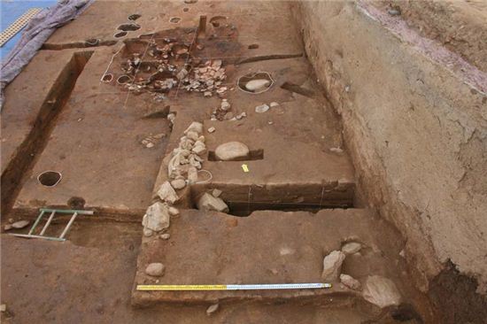 강릉 신라토성서 백제식 저장구덩이, 금제장식 출토