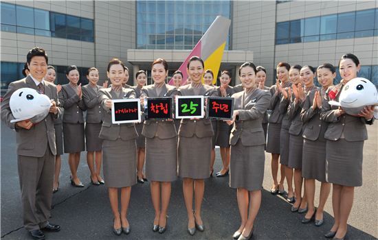 애물단지 된 아시아나항공 '바지 유니폼'