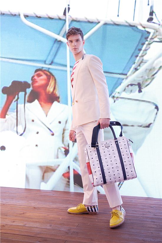 봄을 든 여자···MCM의 신상백