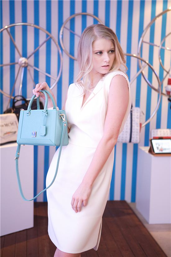 봄을 든 여자···MCM의 신상백