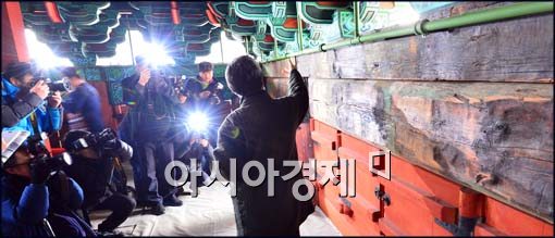 [포토]숭례문 복구 마무리 단계, 그을린 자국 그대로