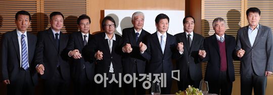 [포토] 손 맞잡은 정몽규 회장과 전현직 대표팀 감독들
