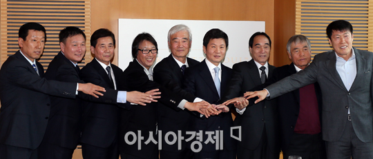 [포토] 정몽규 회장과 전현직 국가대표팀 감독들 '손을 모아'