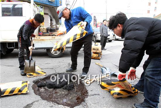 [포토]광주시 북구, 도로 포트홀 보수 작업 실시 