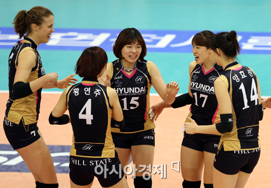 [포토] 득점 기쁨 나누는 현대건설 선수들