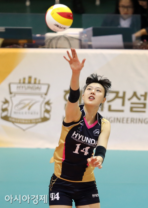 [포토] 서브 넣는 양효진