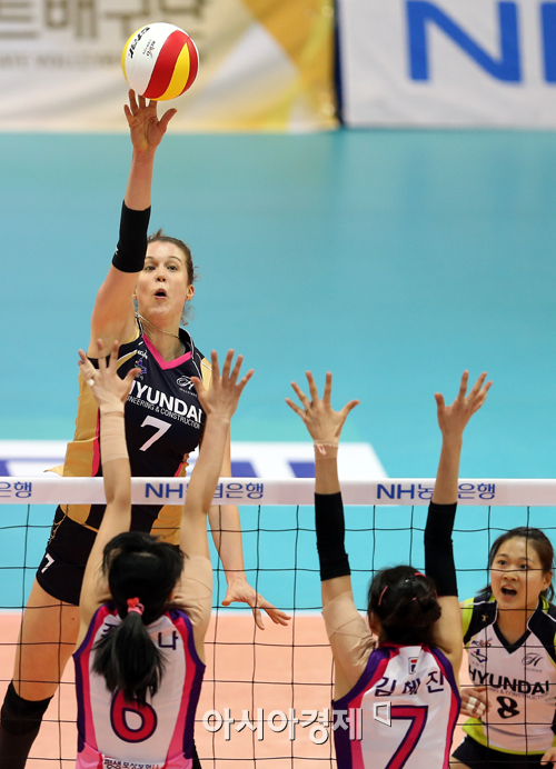 [포토] 야나 '살짝 넘겨볼까'