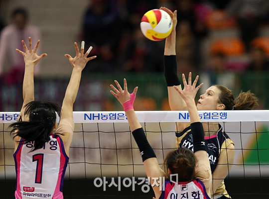 [포토] 스파이크 때리는 야나