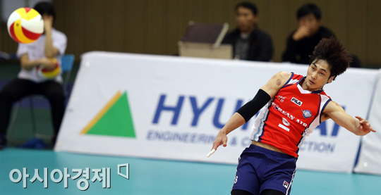 [포토] 김학민의 날카로운 서브