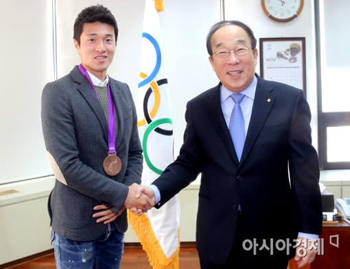 '독도남' 박종우, 런던올림픽 동메달 6개월 만에 수령