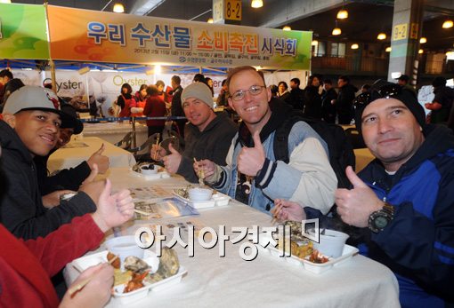 [포토]"한국 굴 맛있어요"