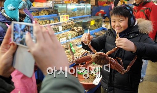 [포토]"대게가 싱싱해요"