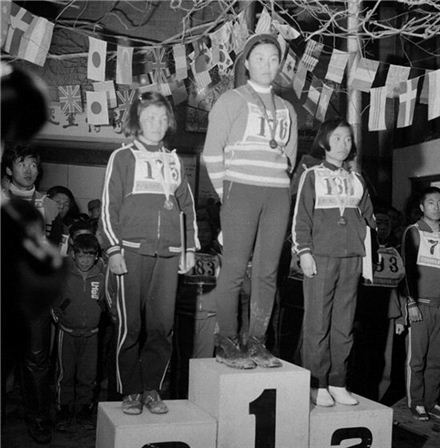 ▲"아! 따땃하다!" 산장에서 시상식이 열린 적도 있다.