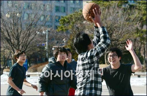 [포토]반팔 입고 농구하는 학생들