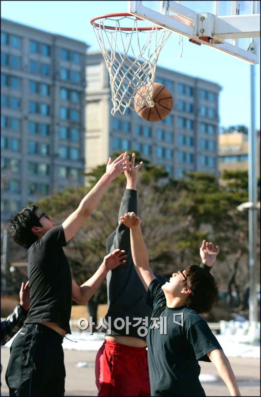 [포토]반팔 입고 농구 하는 중