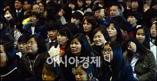 [포토]미소 짓는 학부모와 졸업생들