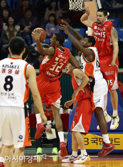 [포토] 헤인즈 '리바운드는 나의 것'