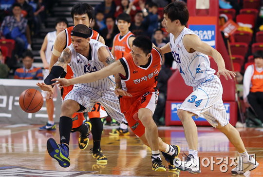 [포토] 브라운-정영삼 '공의 주인은?'