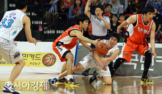 [포토] 임재현 '나 넘어져도 공은 못 준다'