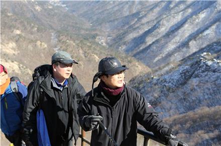 박찬구 금호석유화학(사진 오른쪽)이 충남 계룡산 단합 등반대회 도중 임직원을 상대로 주변 경관을 설명하고 있는 모습. 