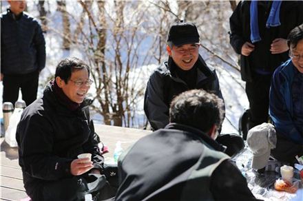 박찬구 금호석유화학 회장(사진 왼쪽)과 김성채 사장(사진 왼쪽에서 두번째) 등 주요 임직원들이 충남 계룡산 등반 중간 도착지점인 금잔디고개에서 점심식사를 하며 담소를 나누고 있는 모습. 