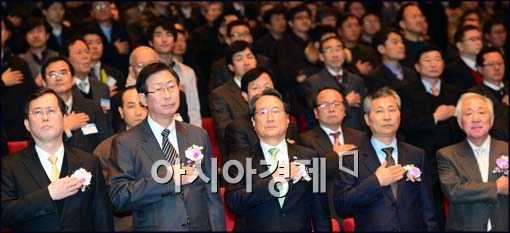 [포토]국민의례하는 조환익 사장-유장희 위원장
