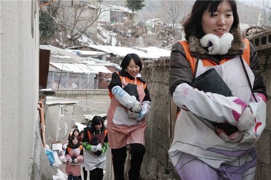 [포토]한화케미칼, 신입사원 연탄배달 봉사활동