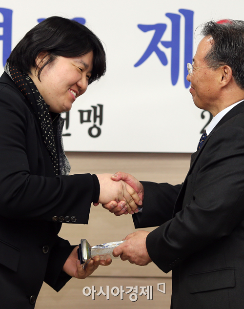 [포토] 대한역도연맹 특별상 수상하는 장미란