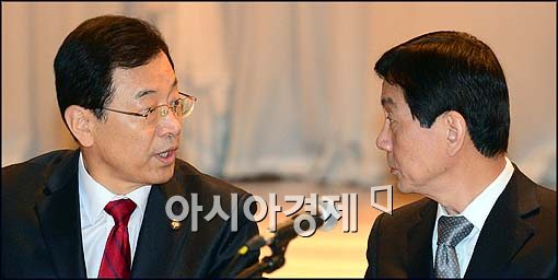 [포토]대화하는 진영 부위원장