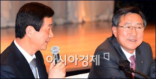 [포토]인사말하는 진영 인수위 부위원장
