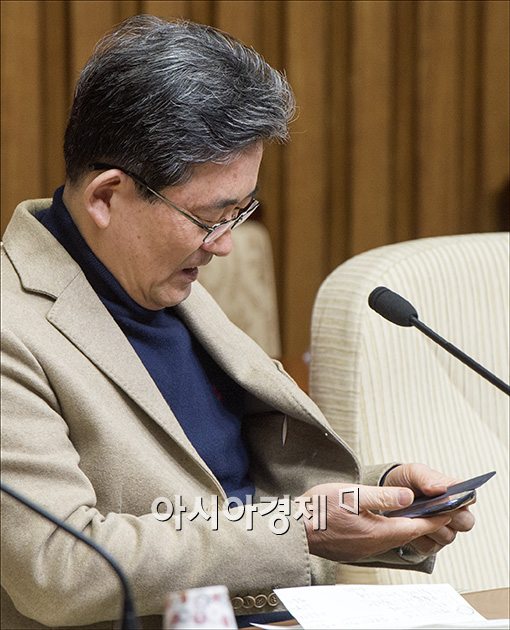 [포토]문자 메세지 확인중(?)