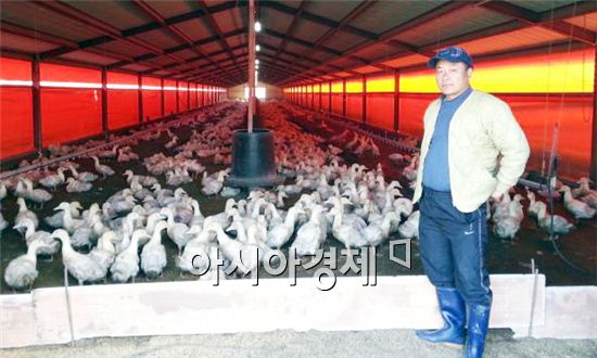 전남 장흥군에서 오리 위탁사육으로 연간 1억원의 순수익을 올리고 있는 귀농 2년차인 이의령씨가 오리 사육장에서 기념촬영을 하고 있다.