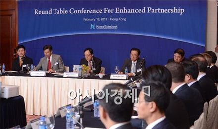 김용환 수출입은행장(사진 왼쪽에서 세 번째)이 19일 홍콩에서 '2013년 국제금융시장 전망 및 수은의 효과적 차입 전략'이란 주제로 개최한 '라운드 테이블 콘퍼런스'에서 환영사를 하고 있다.