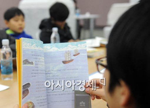 [포토]옛날이야기에 푹 빠진 어린이들 