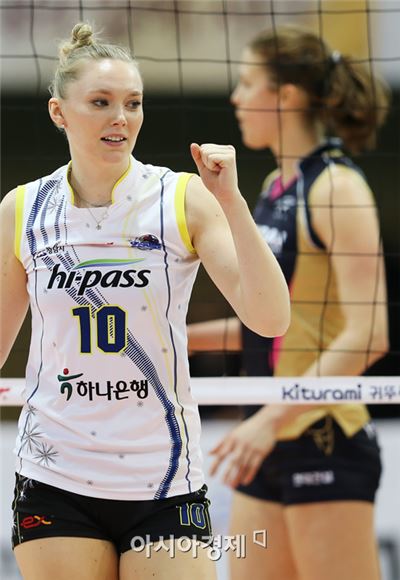 [포토] 니콜 '야나, 보고 있나'