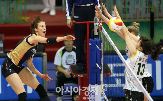 [포토] 스파이크 때리는 야나