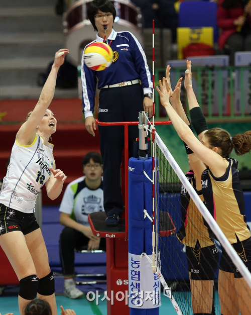 [포토] 니콜 '긴 팔다리를 이용한 공격'