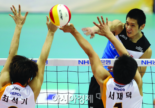 [포토] 스파이크 때리는 문성민