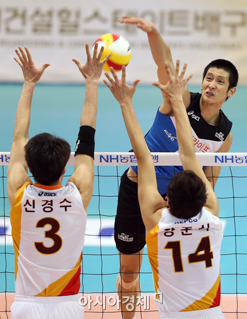 [포토] 스파이크 때리는 문성민