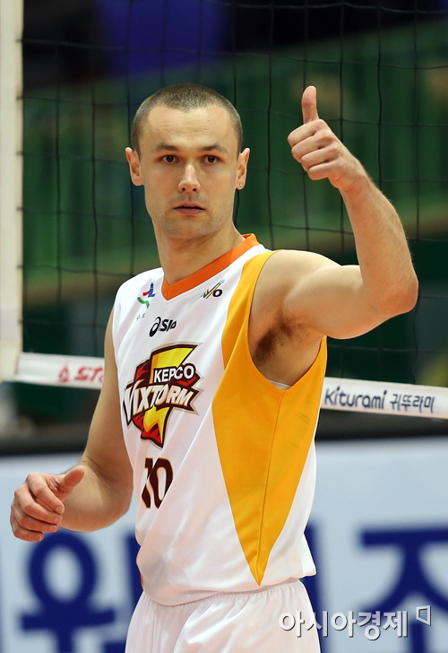 [포토] 안젤코 '여기여기 붙어라'