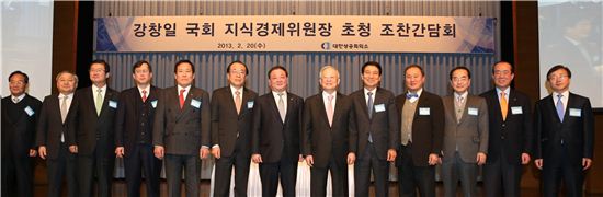 조찬간담회 후 기념촬영을 하고 있는 모습. 사진 왼쪽부터 민종기 화성상의 회장, 김진형 남영비비안 대표이사, 조계륭 한국무역보험공사 사장, 정재훈 지식경제부 산업경제실장, 신박제 NXP반도체 회장, 서민석 동일방직 회장, 강창일 국회 지식경제위원장, 손경식 대한상의 회장, 김반석 LG화학 부회장, 김희용 동양물산기업 회장, 이인원 롯데정책본부 부회장, 백남홍 하광상의 회장, 이동근 대한상의 상근부회장.
