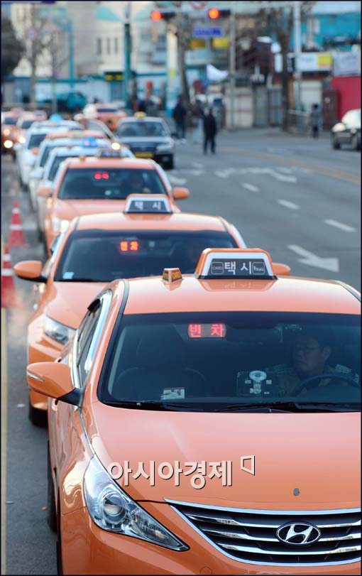 [포토]손님 기다리는 택시들