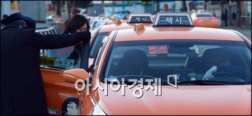[포토]택시 파업 속 승객 태우는 택시들